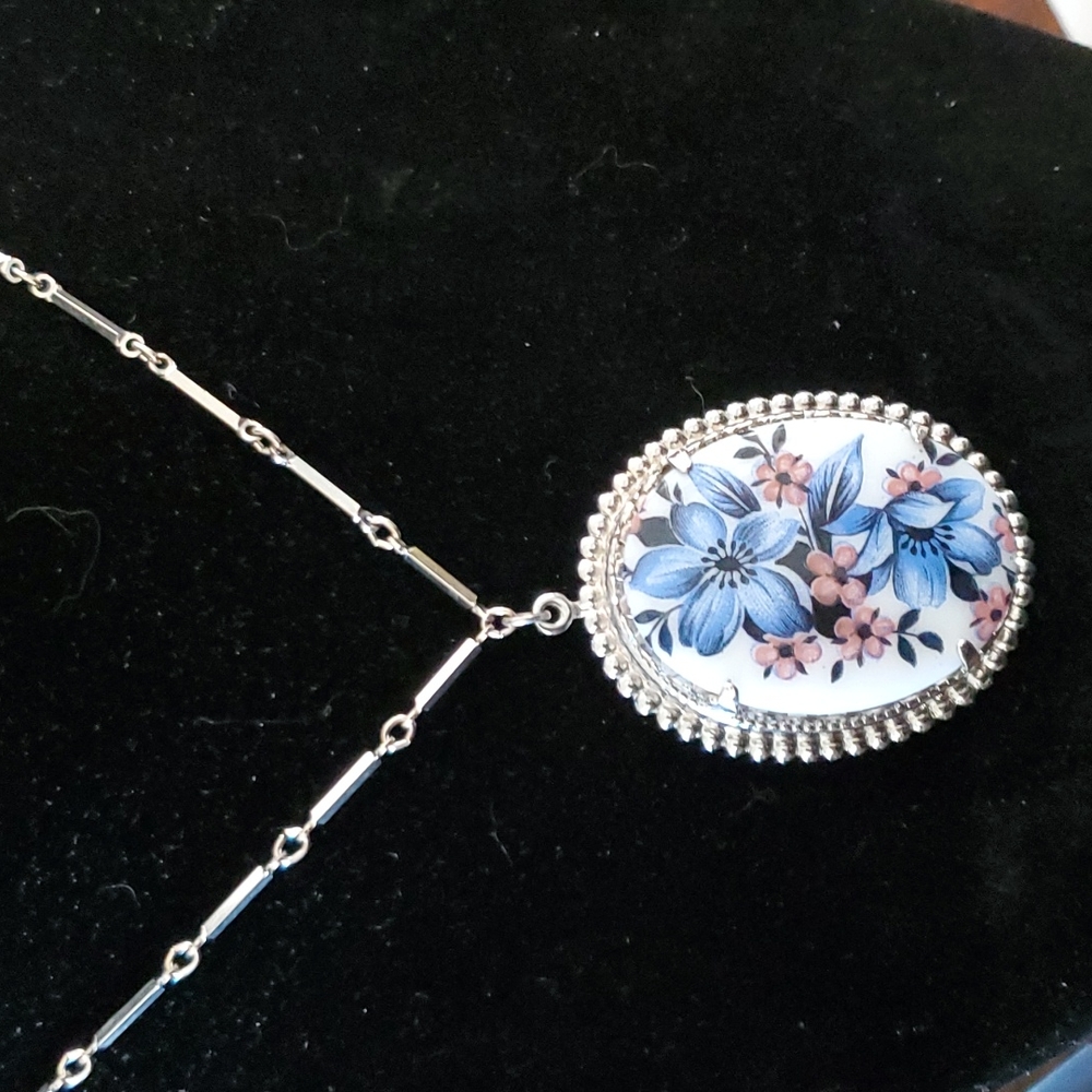 VINTAGE HAND PAINTED PORCELAIN PENDANT WITH CHAIN.